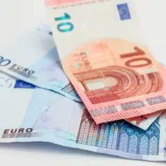 Jak uniknąć strat przy płatności za fakturę w euro? Sprawdź, jaki kurs zastosować!