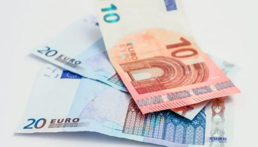 Jak uniknąć strat przy płatności za fakturę w euro? Sprawdź, jaki kurs zastosować!